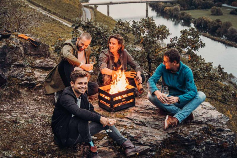 Stylové venkovní kovové ohniště a gril CRATE