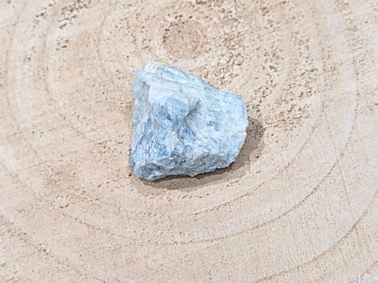 Akvamarín - surový kámen; 25-30mm