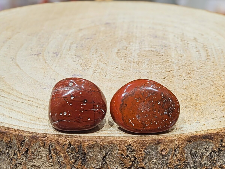 Jaspis červený - tromlovaný kámen; 30-50mm