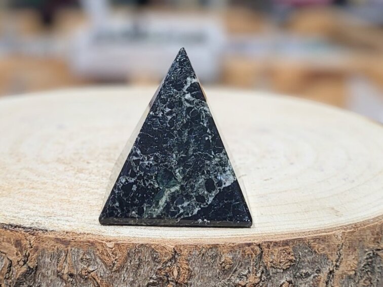 Onyx - pyramida; 60mm