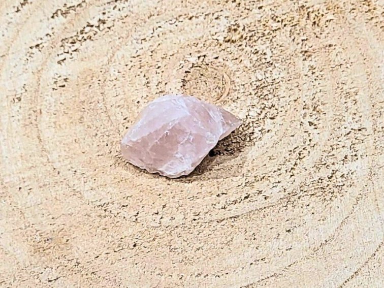 Růženín - surový kámen; 30-40mm