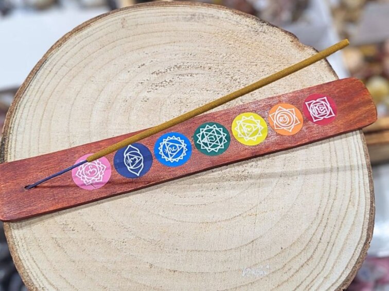 Stojan na vonné tyčinky – čakry (hnědý)