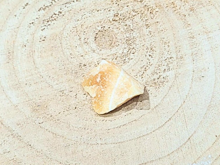 Kalcit oranžový - surový kámen; 40-50mm