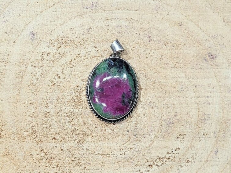 Rubín v zoisitu - přívěsek; 30-40mm