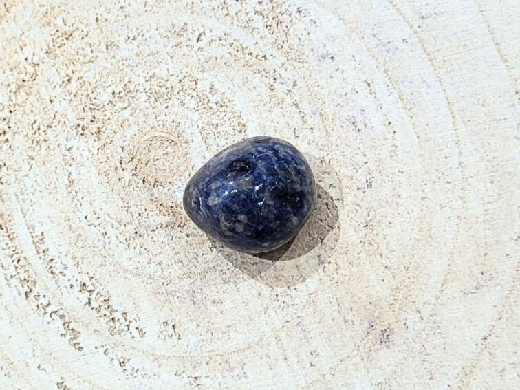 Sodalit - fluorescenční tromlovaný kámen; 30-40mm