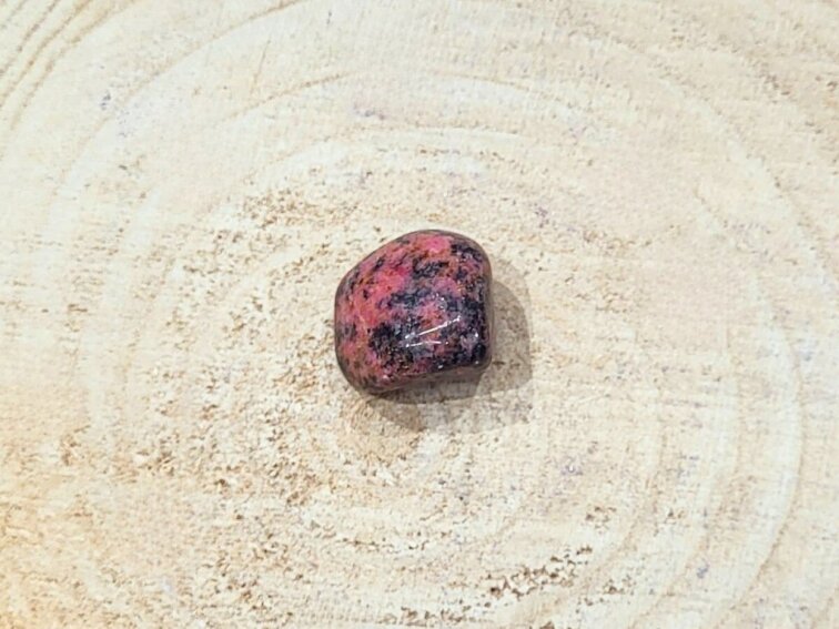 Rodonit - tromlovaný kámen; 30-40mm