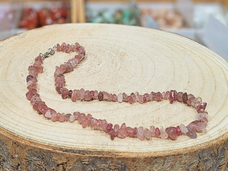 Jahodový křemen - náhrdelník; 40cm - sekaný