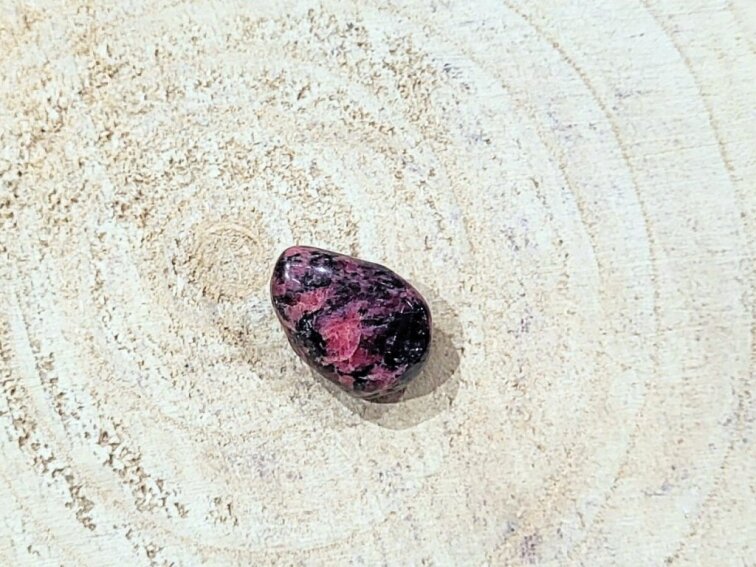 Rodonit ze Zimbabwe – tromlovaný kámen; 30-35mm