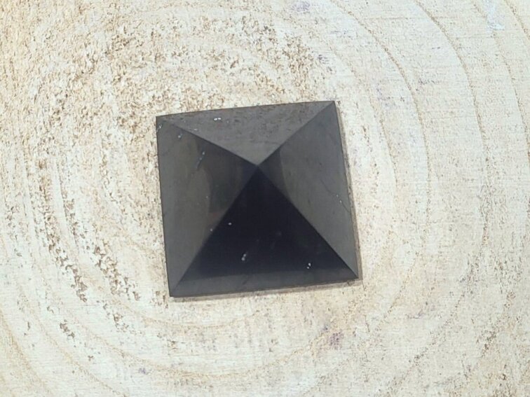 Šungit - pyramida; 45mm