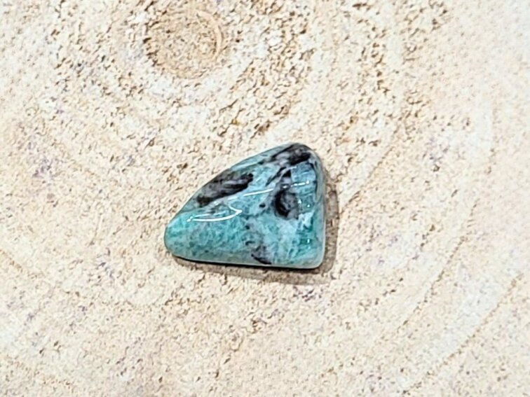 Smaragd - tromlovaný kámen; 25-35mm