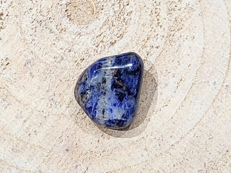 Sodalit - tromlovaný kámen; 25-30mm