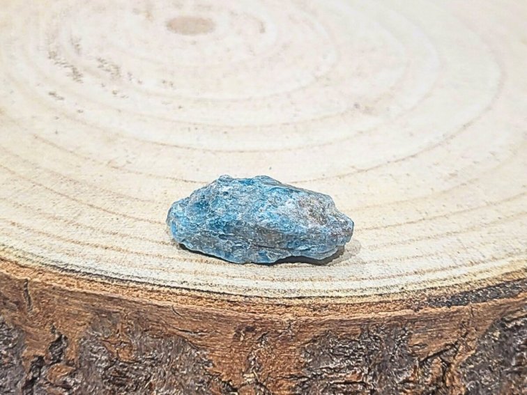 Apatit - surový kámen; 30-40mm