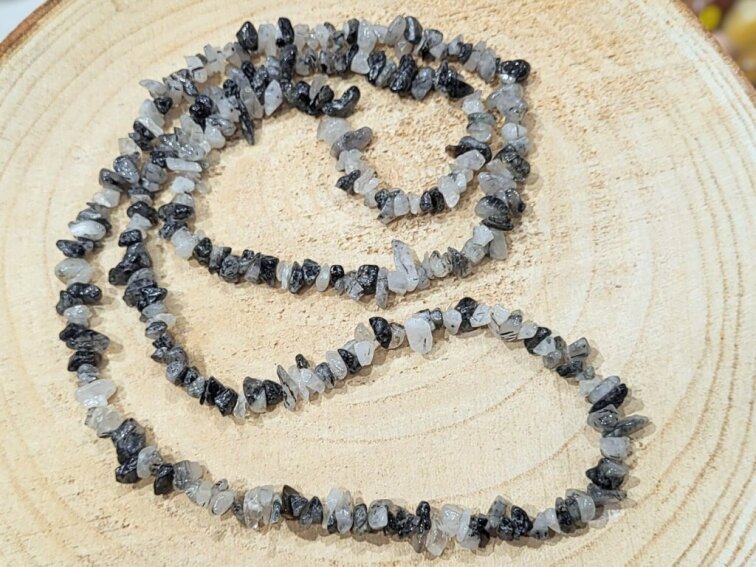 Křišťál s turmalínem - náhrdelník; 90cm - sekaný