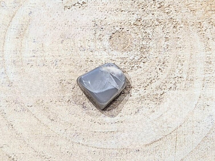 Měsíční kámen hnědý - tromlovaný kámen; 30-40mm