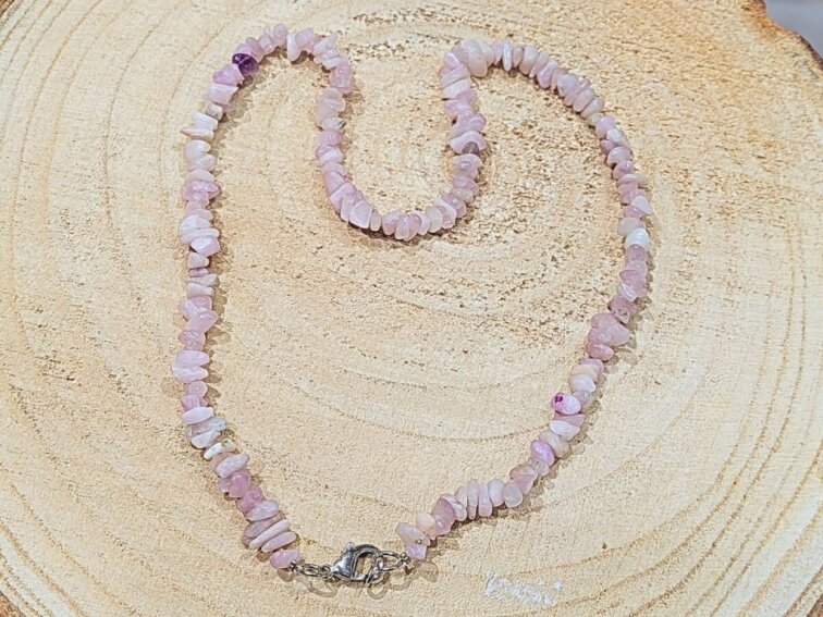 Kunzit - náhrdelník; 40cm - sekaný