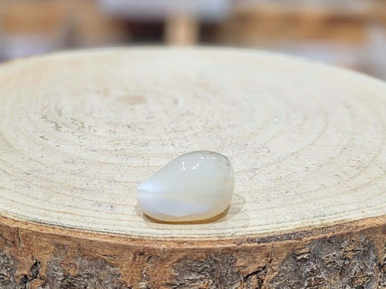 Achát bílý - tromlovaný kámen; 25-30mm