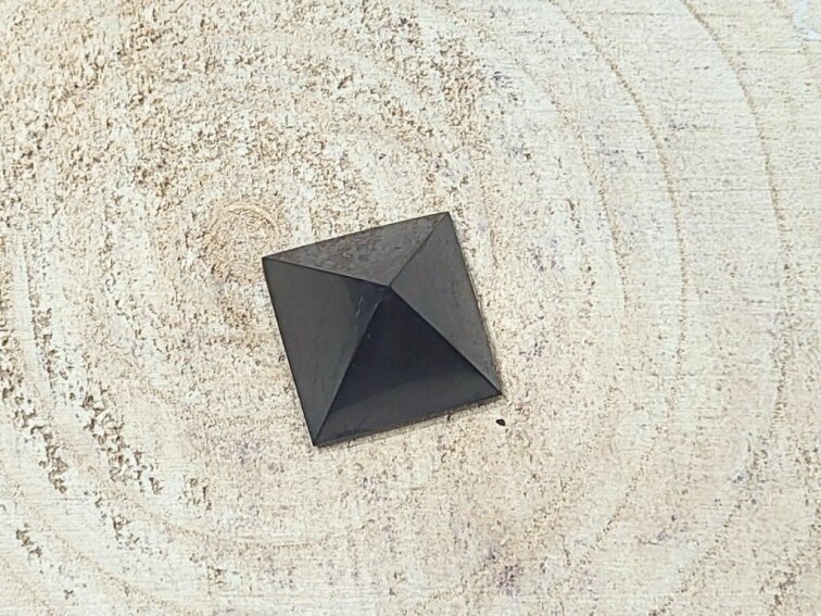 Šungit - pyramida; 30mm