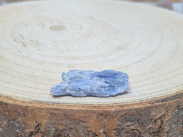 Kyanit - surový kámen; 25-40mm