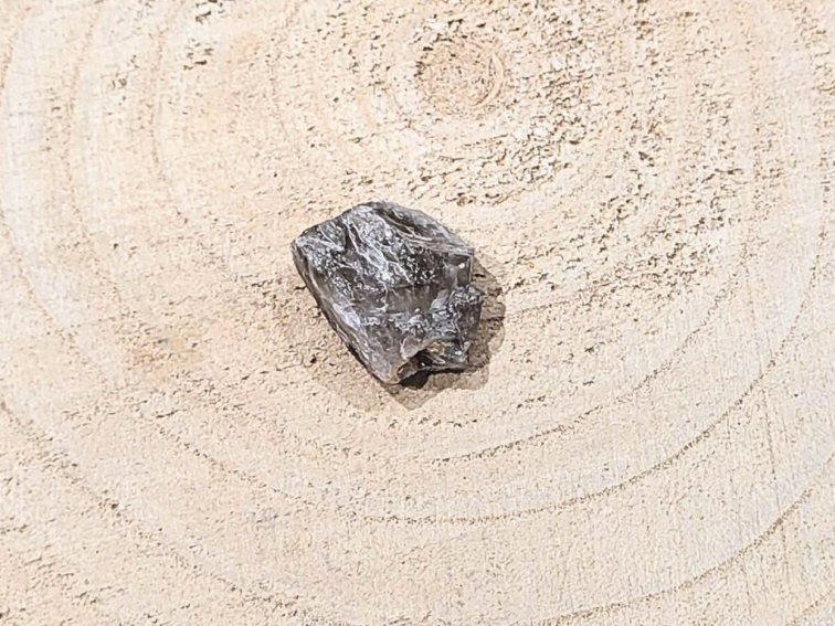 Záhněda - surový kámen; 25-30mm