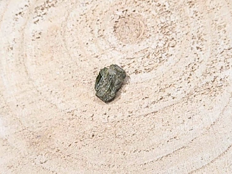 Verdelit - surový kámen; 10-20mm