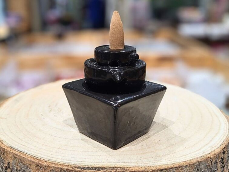 Stojánek na tekoucí dým – Čtvercová fontána