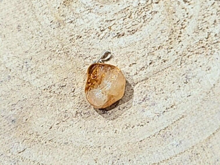 Citrín - přívěsek; 20-25mm