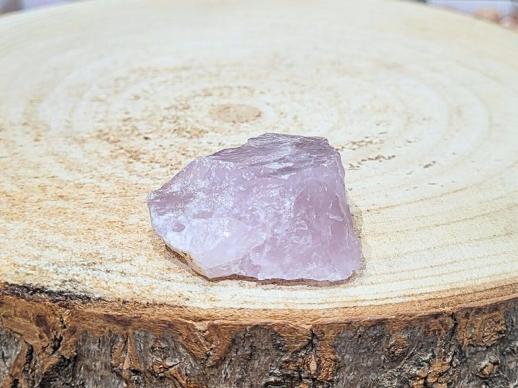 Růženín levandulový - surový kámen; 30-50mm