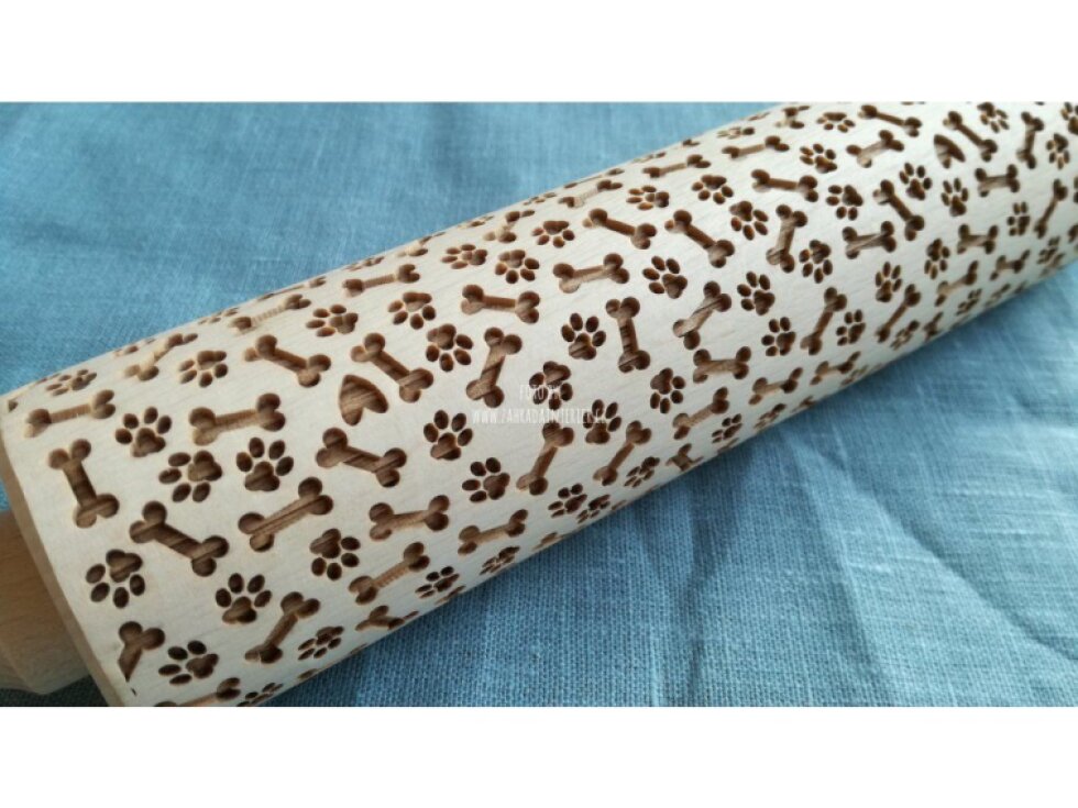 Dřevěný ozdobný váleček 42 cm na těsto – Tlapky a kosti