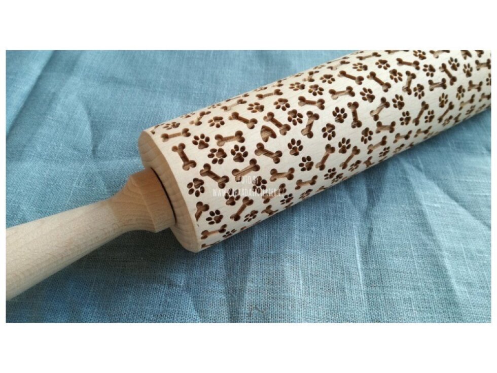 Dřevěný ozdobný váleček 42 cm na těsto – Tlapky a kosti