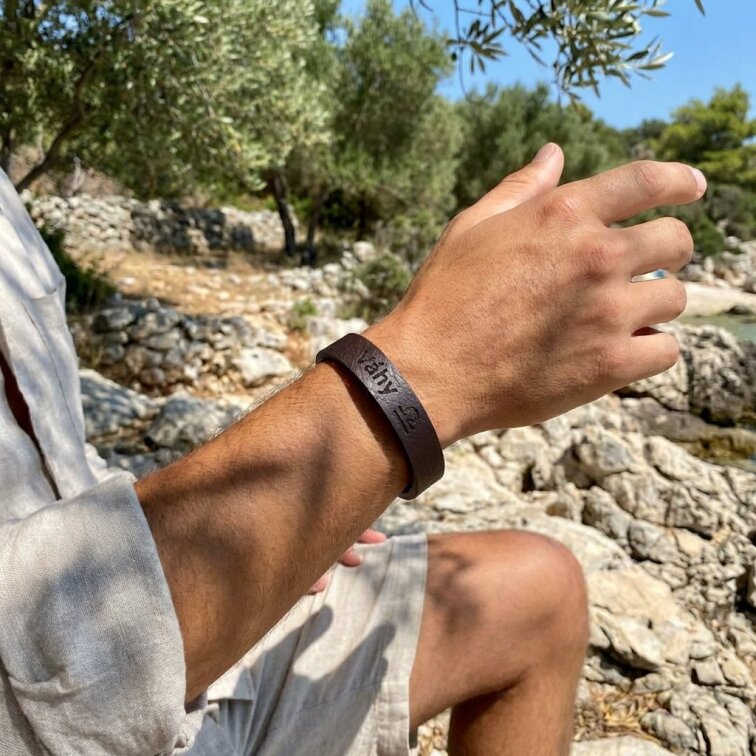 Pánský kožený náramek hnědý se znamením Váhy