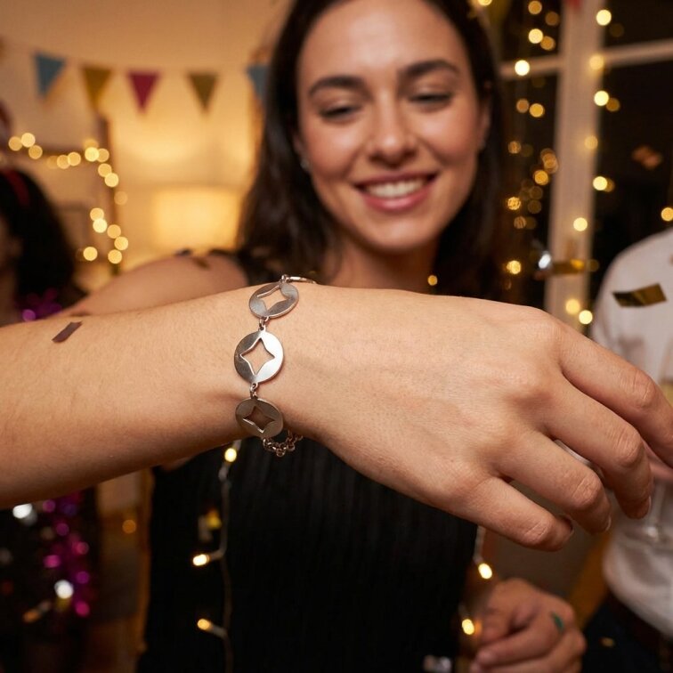 Elegantní dámský ocelový náramek s nastavitelnou délkou