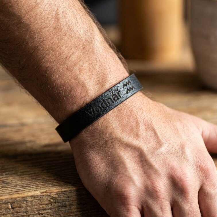 Pánský kožený náramek černý se znamením Vodnář