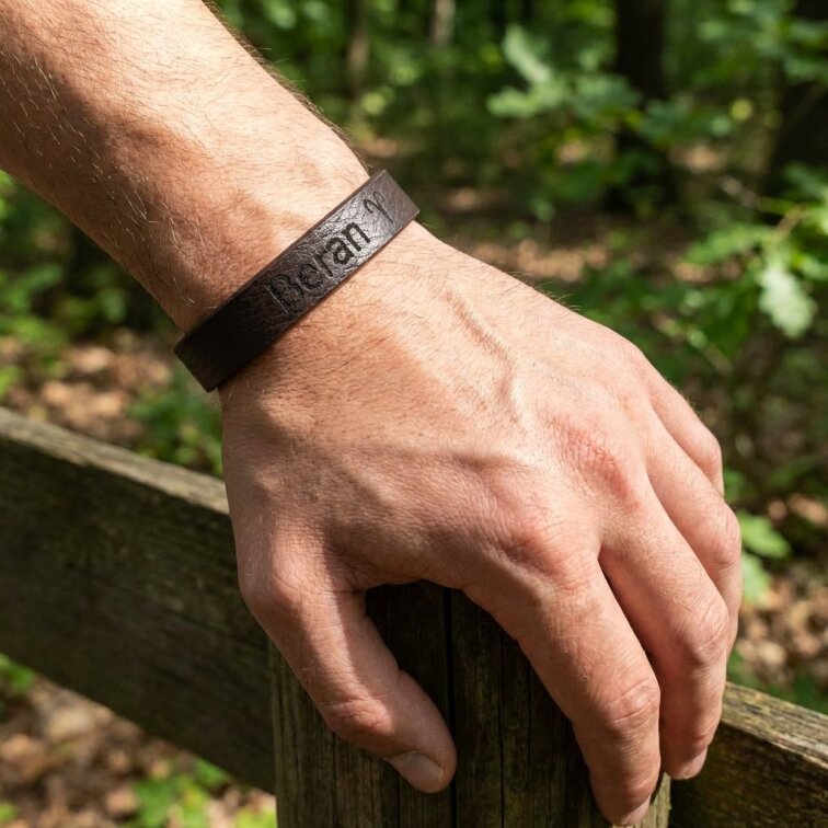 Pánský kožený náramek hnědý se znamením Beran