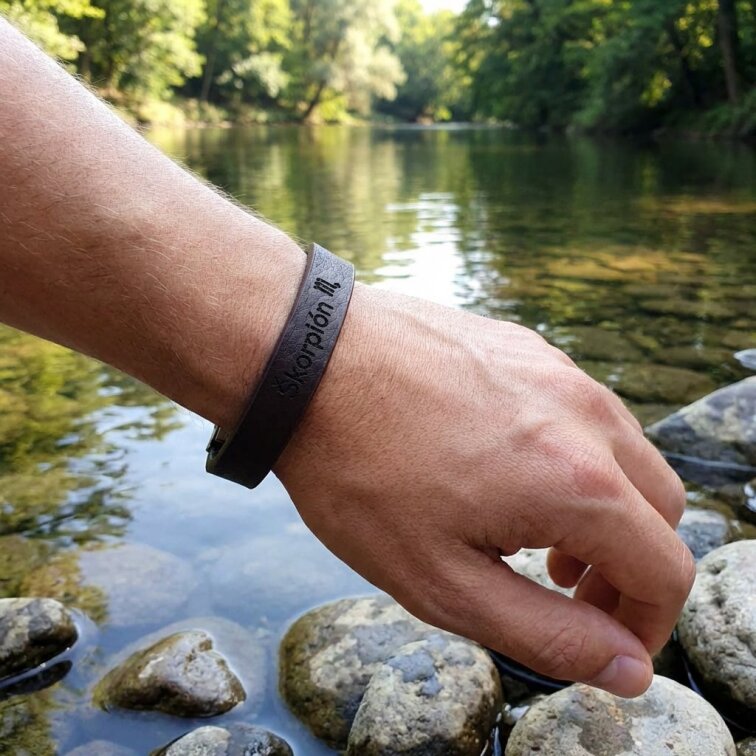 Pánský kožený náramek hnědý se znamením Škorpión