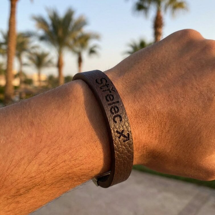 Pánský kožený náramek hnědý se znamením Střelec