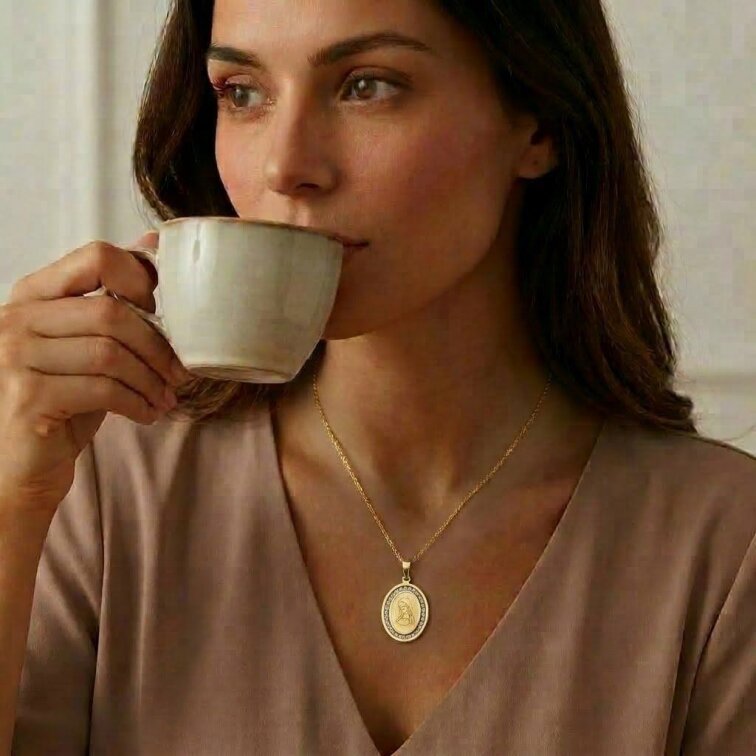 Přívěsek medailon Madonka s řetízkem s krystalky GOLD