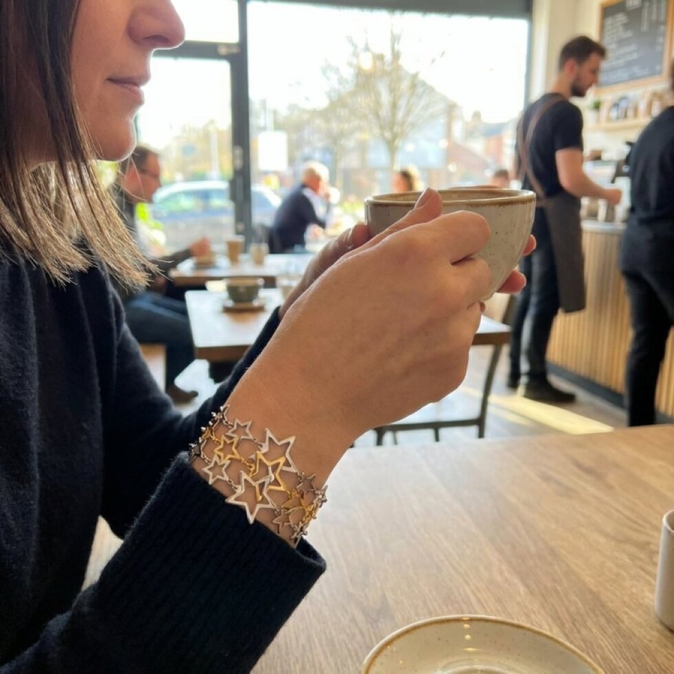 Dámský ocelový náramek s hvězdami - Nastavitelný a elegantní