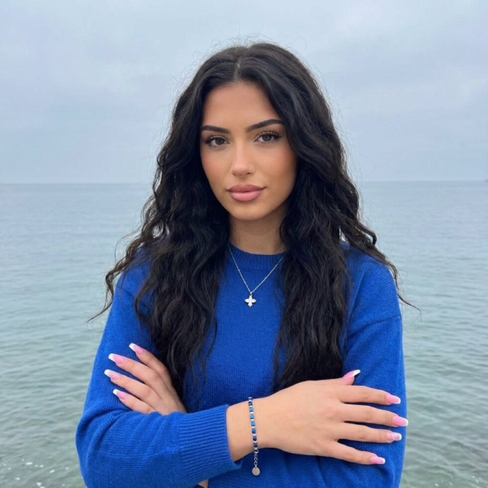 Elegantní dámský ocelový náramek s modrými korálky