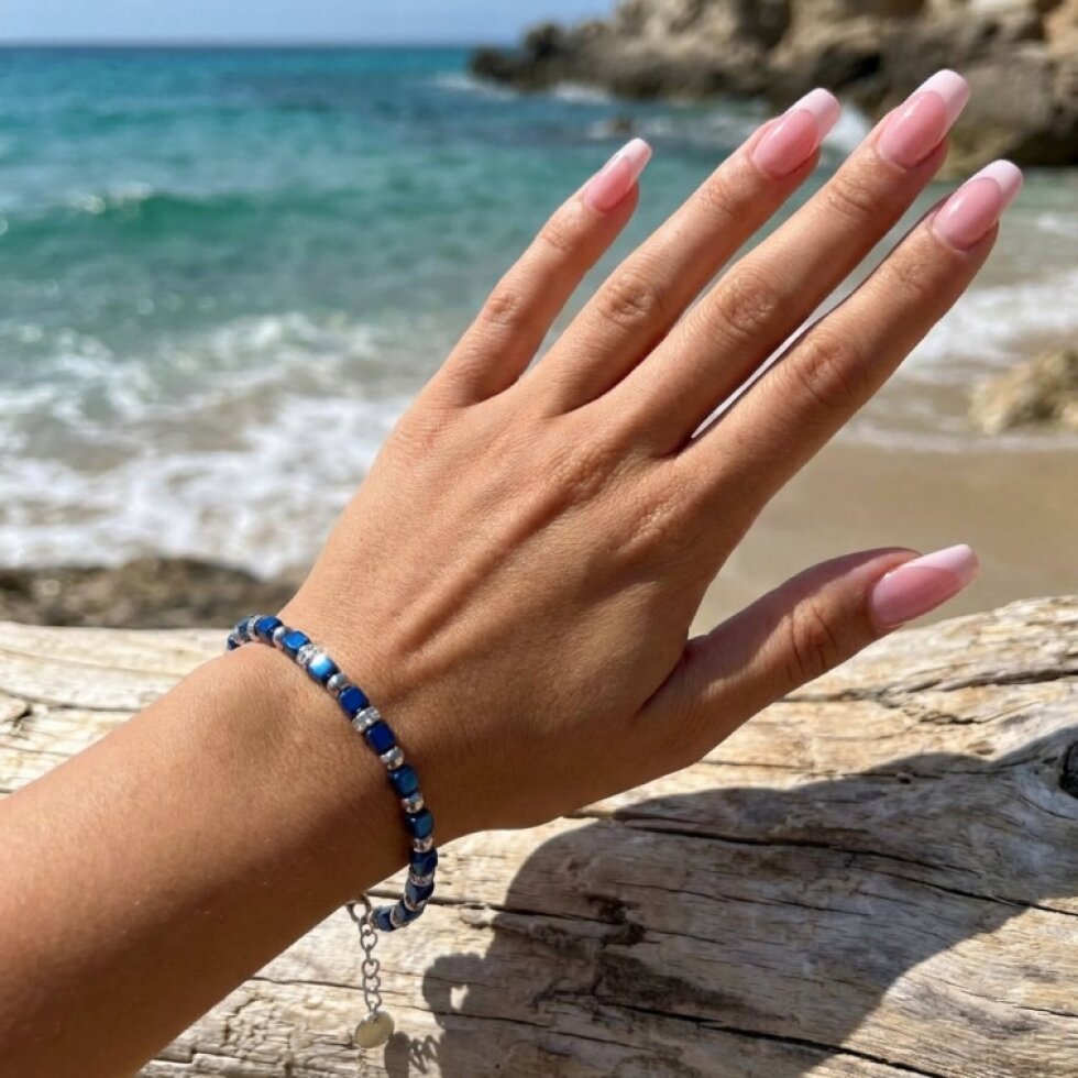 Elegantní dámský ocelový náramek s modrými korálky