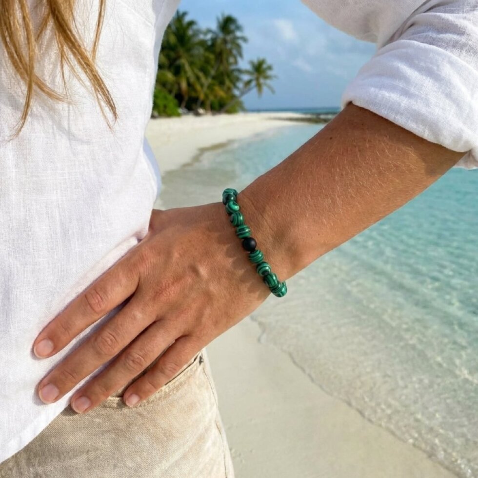 Stylový natahovací náramek se zelenými kuličkami, 8 mm