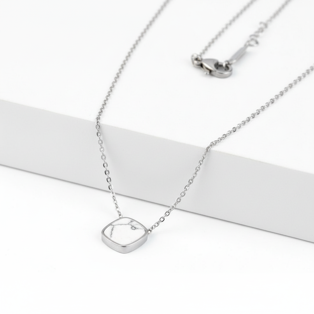Elegantní ocelový náhrdelník s čtvercovým přívěskem