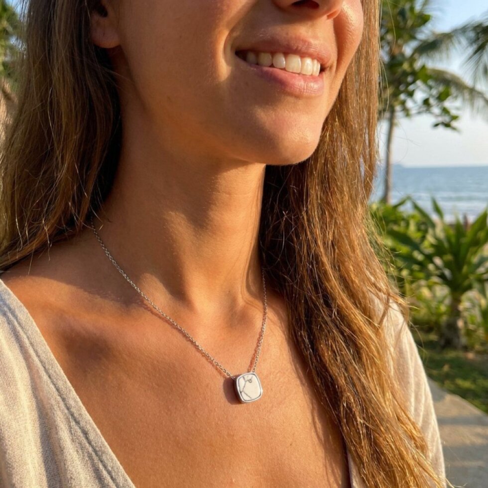 Elegantní ocelový náhrdelník s čtvercovým přívěskem