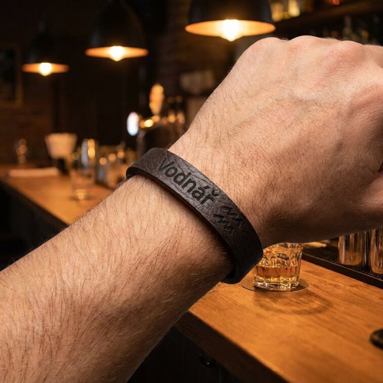 Pánský kožený náramek hnědý se znamením Vodnář