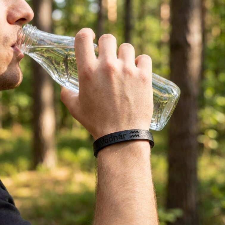 Pánský kožený náramek černý se znamením Vodnár