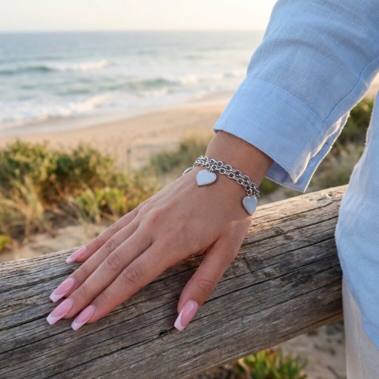 Elegantní dámský ocelový náramek se srdíčky