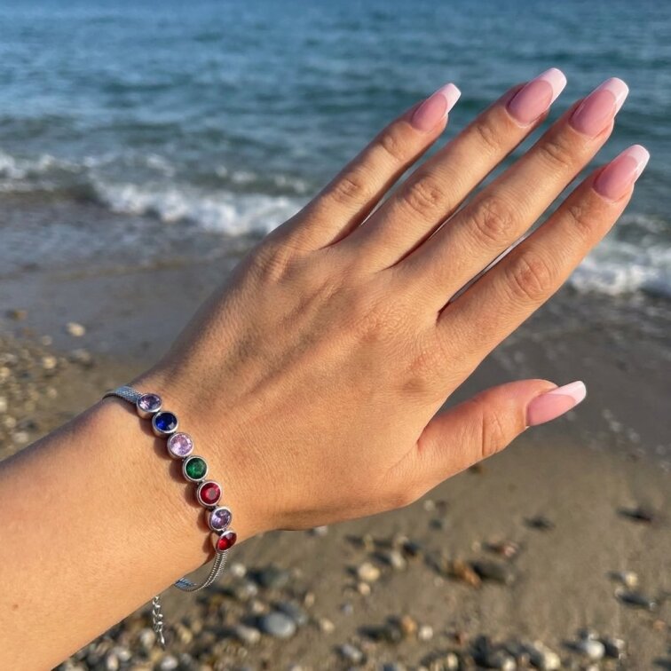 Dámský náramek stříbrný z chirurgické oceli barevný Akada