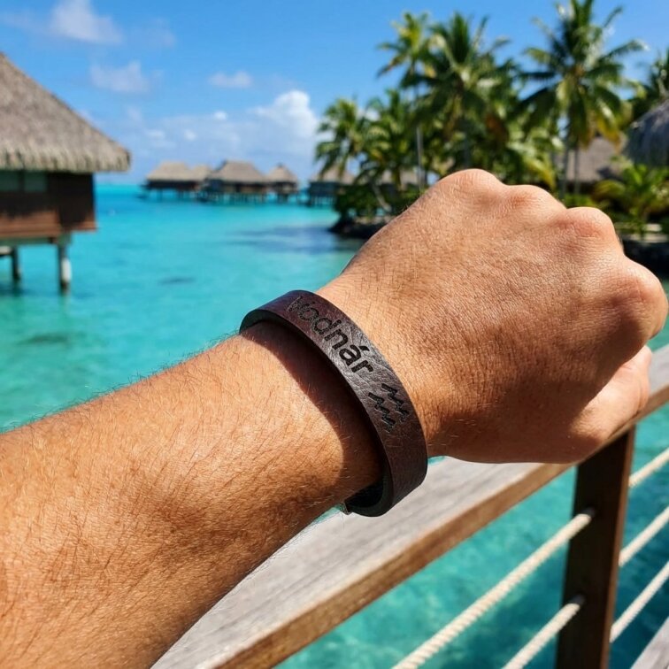 Pánský kožený náramek hnědý se znamením Vodnár