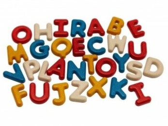 Dřevěná abeceda Plan Toys | Velká písmena