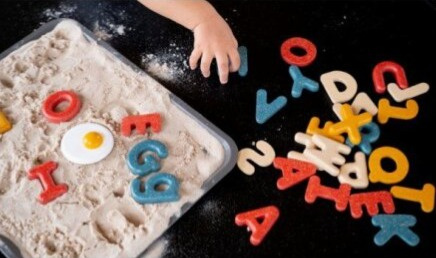 Dřevěná abeceda Plan Toys | Velká písmena