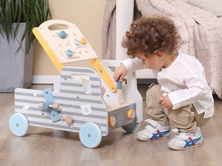 Dřevěné auto s nářadím